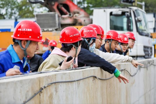 人生就是博：“乘着地铁看青岛”第五场活动“展望城市未来”启动：轨道交通延伸拓宽城市发展格局(图3)