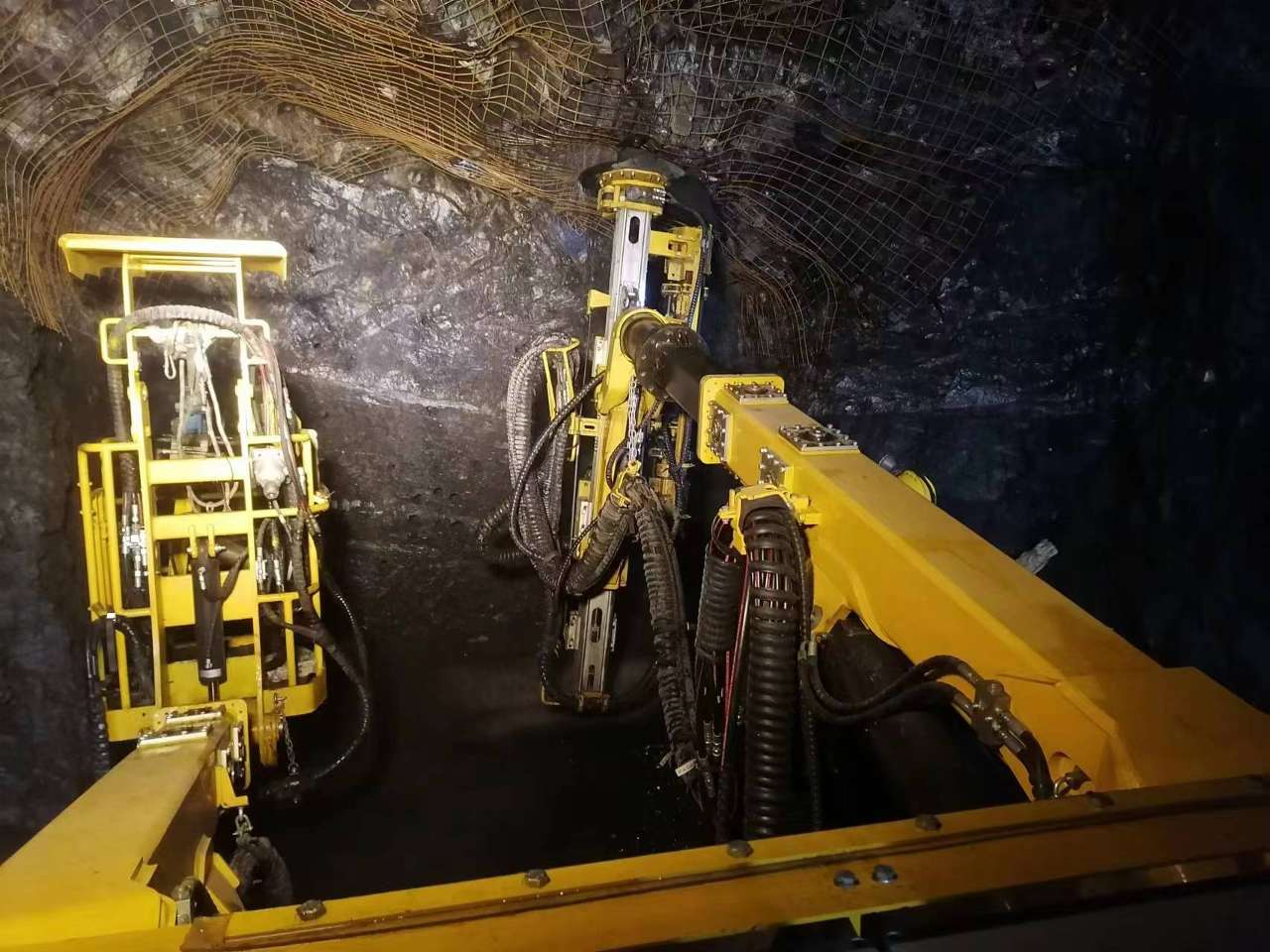 尊龙凯时网站：钻锚一体锚索台车在湖北兴山试验成功(图2)