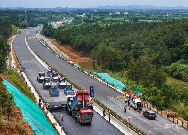 尊龙凯时网站：安徽首次！宣泾高速公路实现无人摊压施工(图2)