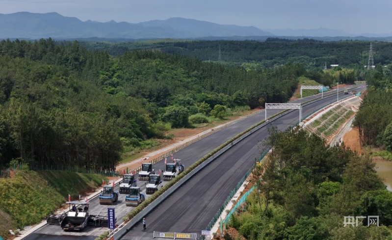 尊龙凯时网站：安徽首次！宣泾高速公路实现无人摊压施工(图3)