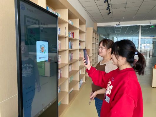 人生就是博：新疆三坪农场文体中心图书馆入驻OBOO鸥柏55寸立式电子书借阅机(图2)