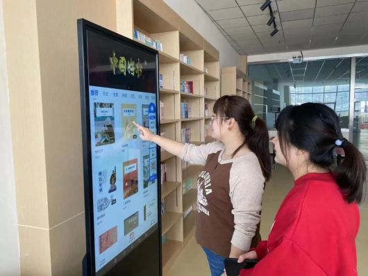 人生就是博：新疆三坪农场文体中心图书馆入驻OBOO鸥柏55寸立式电子书借阅机