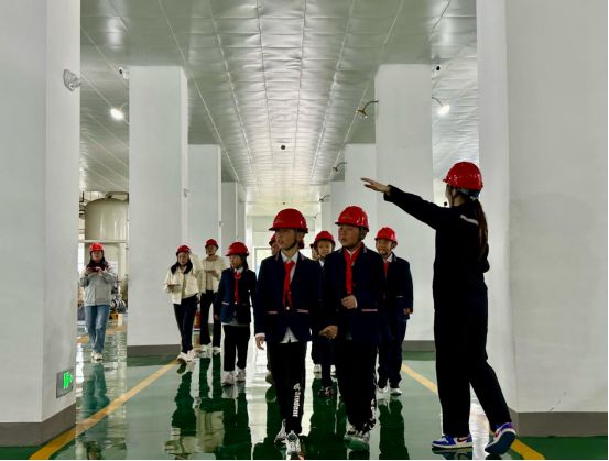 济南历下区智远小学红领巾寻访团队走进济南热力集团和礼分公司(图4)