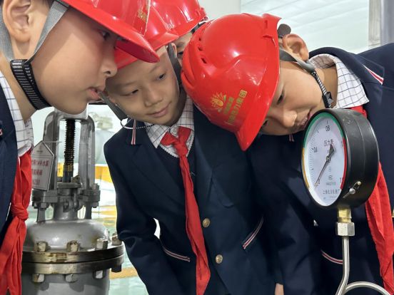 济南历下区智远小学红领巾寻访团队走进济南热力集团和礼分公司(图3)
