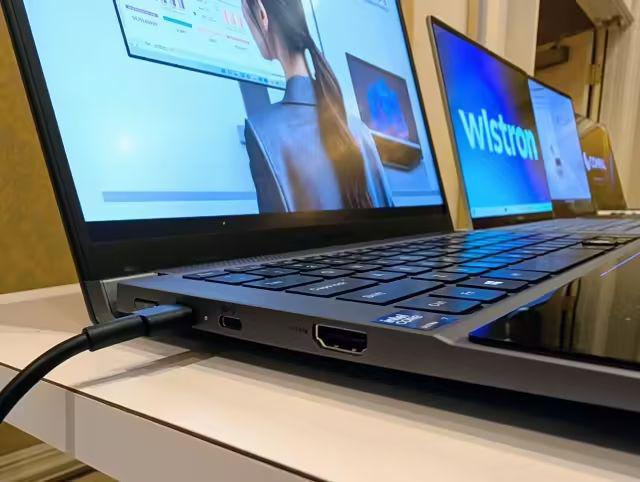 人生就是博：【硬件资讯】CES2025拾遗！Intel还展示了什么？模块化PC？裸眼3D掌机？首款18A芯片？一起来看一下吧！！(图6)
