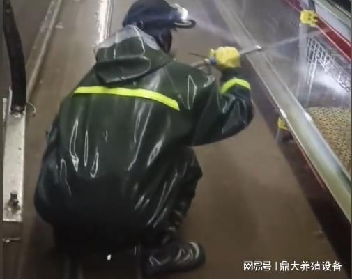 尊龙凯时网站：全方位：智能笼具清洗机器人与人工清洗的大比拼(图2)