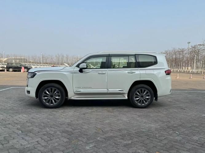 z6尊龙·凯时：2024款丰田酷路泽LC300陆地巡洋舰35TGXR最新价格配置简介(图3)