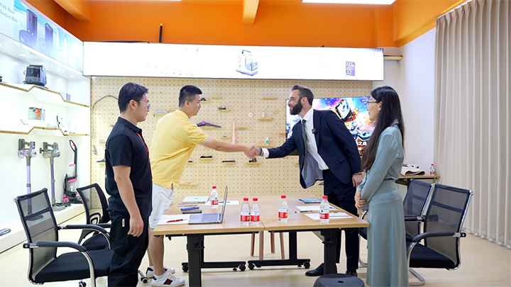 人生就是博：优哩哩中国行：携手民富泰工贸共拓全球智能清洁市场新蓝海(图4)