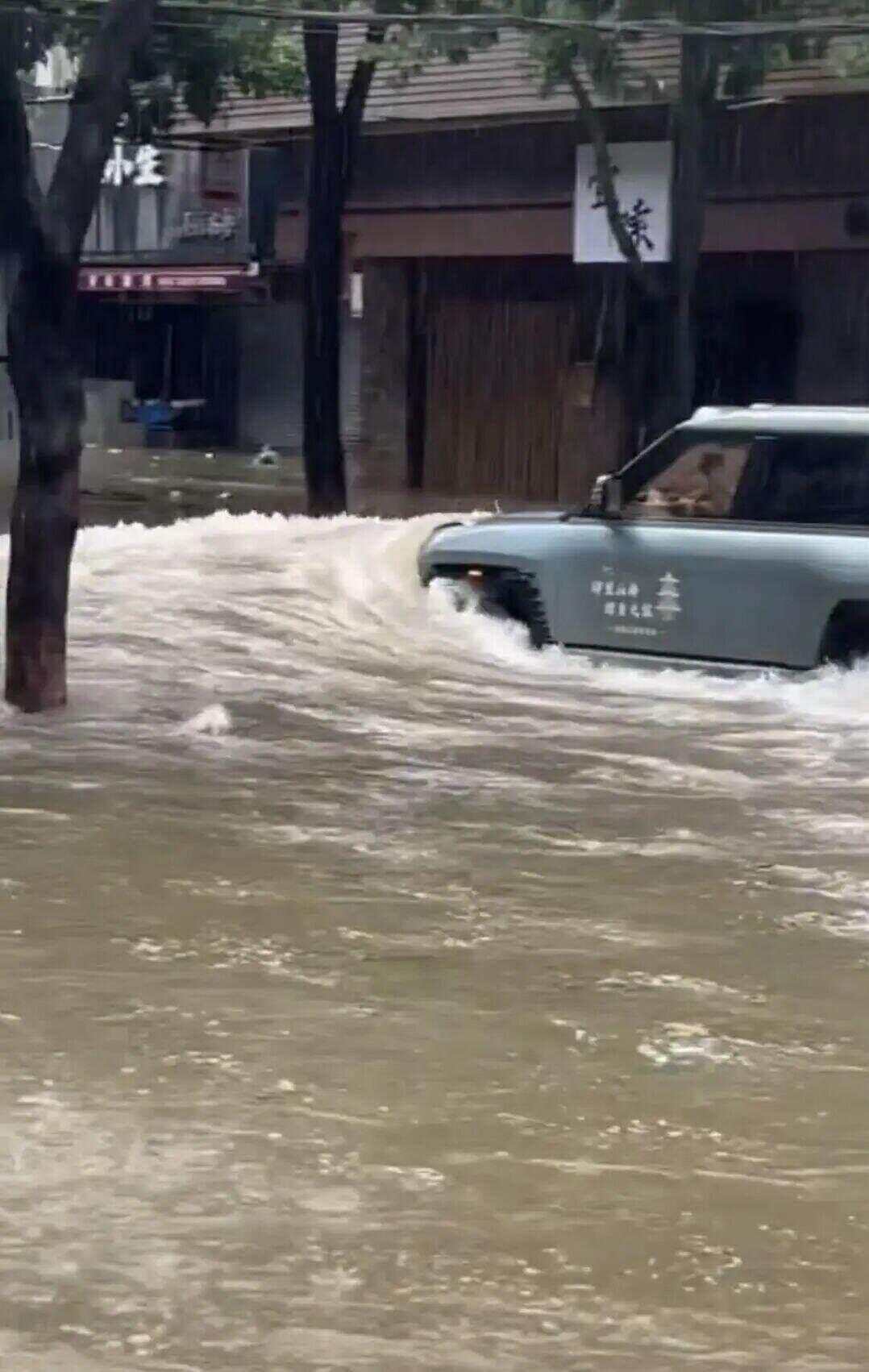 珠海男子台风天“驾车造浪”一上市公司发公告澄清(图2)