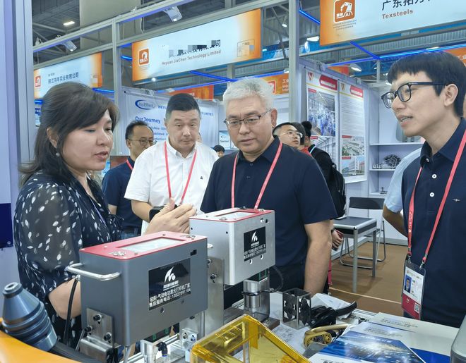 人生就是博：第138届广交会初刻智能展位人气爆棚北碚区领导现场指导促发展(图3)