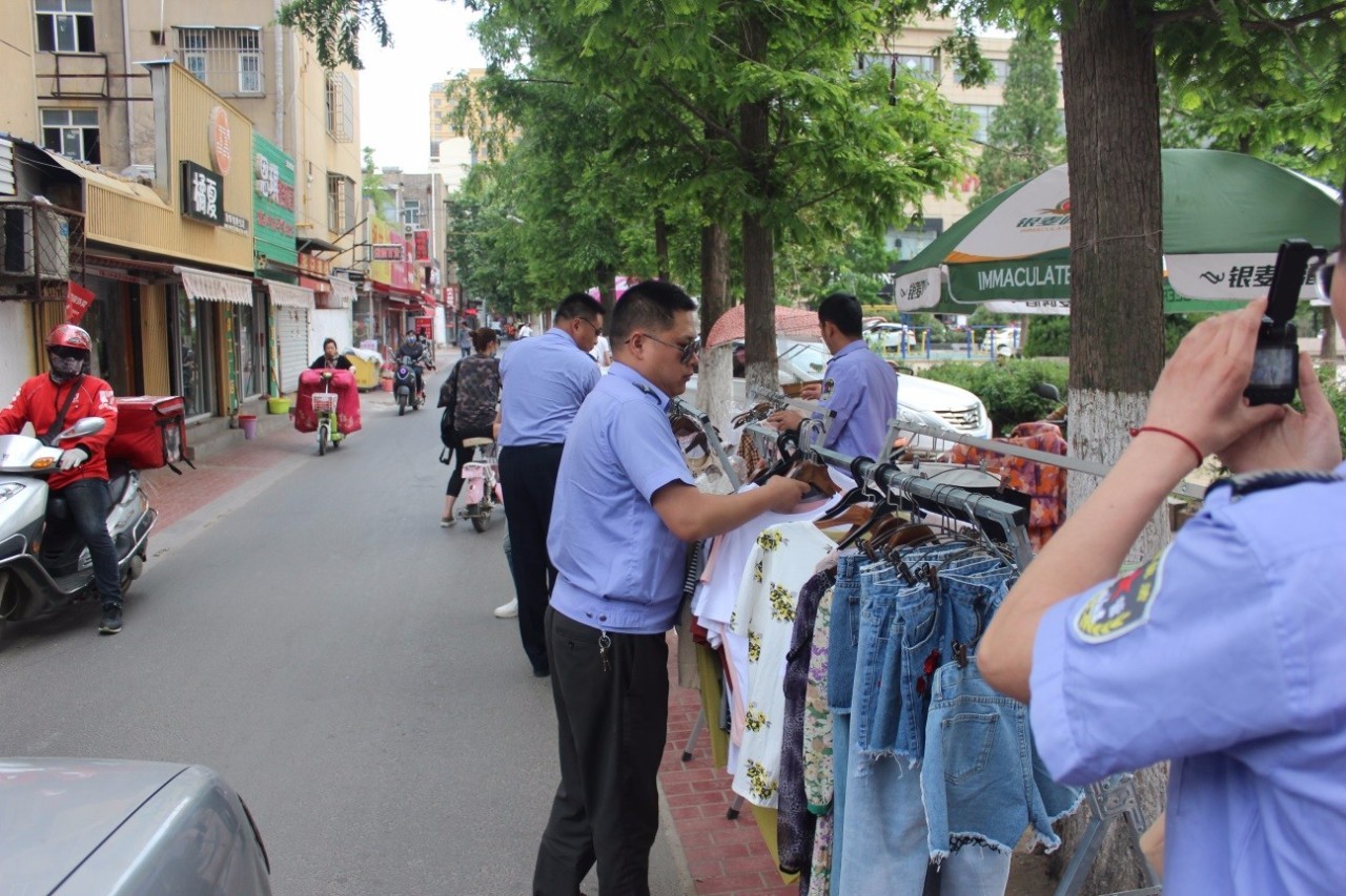 东海城管整治东海背街小巷疏通城市的“毛细血管”