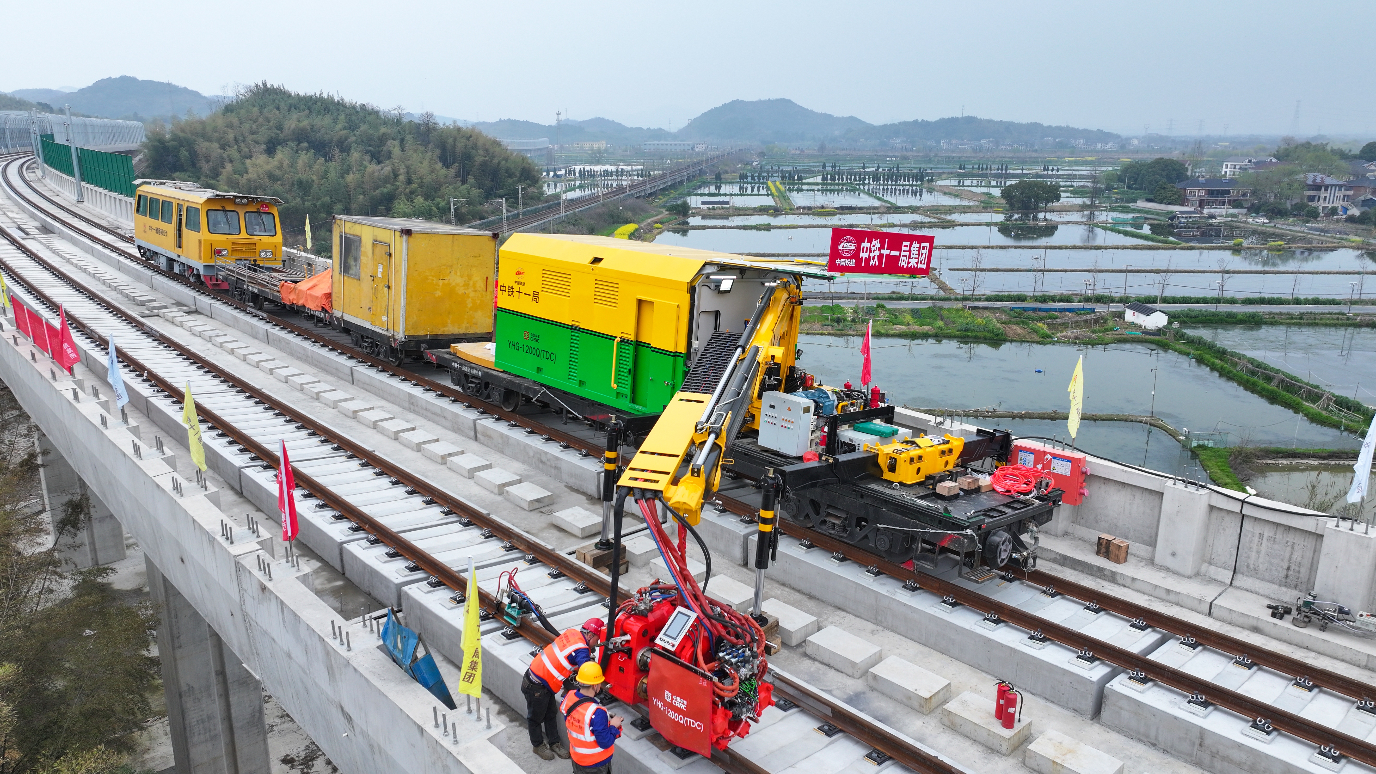 国内首台“全能型”闪光焊轨机正式投用(图1)